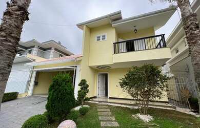 Imagem: A casa possui 3 Dormitórios, 3 Banheiros, 2 Vagas na garagem