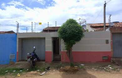 Imagem: A casa possui 2 Dormitórios, 1 Banheiro, 1 Vaga na garagem