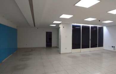 Imagem: O depósito possui 5 Vagas na garagem, 500m² de Área e está