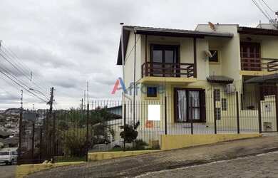 Imagem: A casa possui 3 Dormitórios, 2 Banheiros, 3 Vagas na garagem