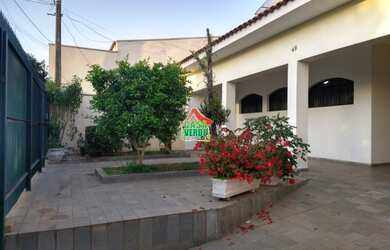 Imagem: A casa possui 3 Dormitórios, 4 Banheiros, 4 Vagas na garagem