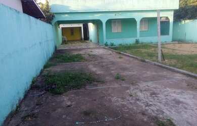 Imagem: A casa possui 3 Dormitórios, 2 Banheiros, 5 Vagas na garagem