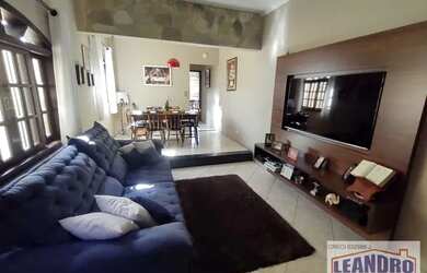 Imagem: A casa possui 3 Dormitórios, 2 Banheiros, 2 Vagas na garagem