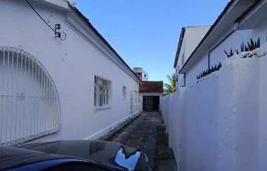 Imagem: A casa possui 5 Dormitórios, 2 Banheiros, 5 Vagas na garagem