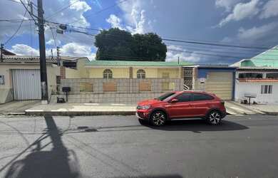 Imagem: A casa possui 3 Dormitórios, 2 Banheiros, 3 Vagas na garagem