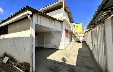 Imagem: A casa possui 3 Dormitórios, 1 Banheiro, 3 Vagas na garagem