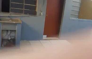 Imagem: A casa possui 2 Dormitórios, 1 Banheiro e está localizado