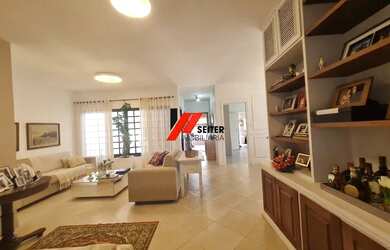 Imagem: A casa possui 3 Dormitórios, 3 Banheiros, 2 Vagas na garagem