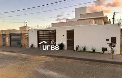 Imagem: A casa possui 4 Dormitórios, 2 Banheiros, 2 Vagas na garagem