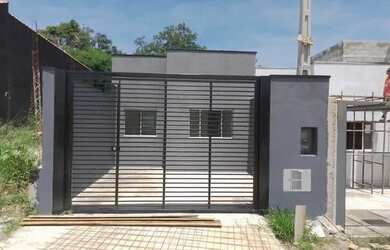 Imagem: A casa possui 2 Dormitórios, 2 Banheiros, 2 Vagas na garagem