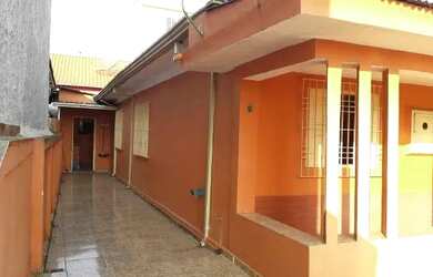 Imagem: A casa possui 3 Dormitórios, 3 Banheiros, 2 Vagas na garagem