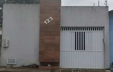 Imagem: A casa possui 3 Dormitórios, 3 Banheiros, 1 Vaga na garagem