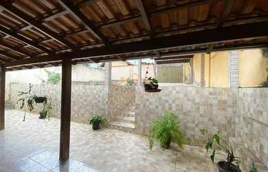 Imagem: A casa possui 3 Dormitórios, 1 Banheiro, 3 Vagas na garagem