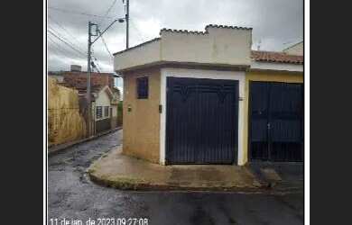 Imagem: A casa possui 2 Dormitórios, 1 Banheiro, 1 Vaga na garagem