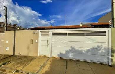 Imagem: A casa possui 3 Dormitórios, 1 Banheiro, 2 Vagas na garagem