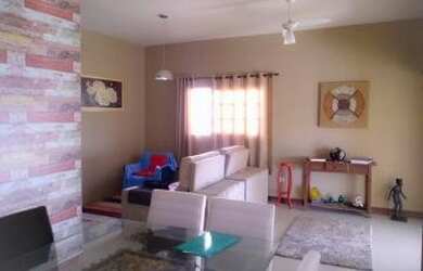 Imagem: A casa possui 4 Dormitórios, 3 Banheiros, 2 Vagas na garagem