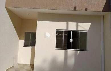 Imagem: A casa possui 2 Dormitórios, 2 Banheiros, 2 Vagas na garagem