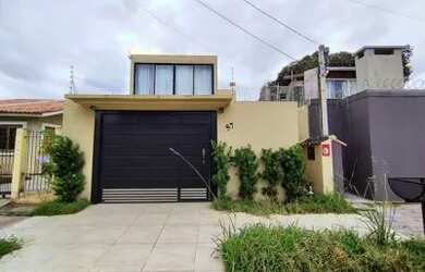 Imagem: A casa possui 2 Dormitórios, 1 Banheiro, 2 Vagas na garagem