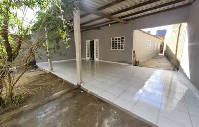 Imagem: A casa possui 4 Dormitórios, 2 Banheiros, 3 Vagas na garagem