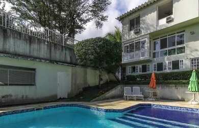 Imagem: A casa possui 4 Dormitórios, 5 Banheiros, 4 Vagas na garagem