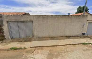 Imagem: A casa possui 1 Dormitório, 1 Banheiro, 130m² de Área e