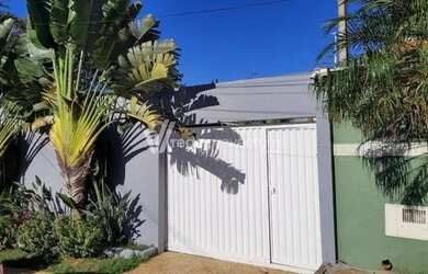 Imagem: A casa possui 4 Dormitórios, 4 Banheiros, 3 Vagas na garagem