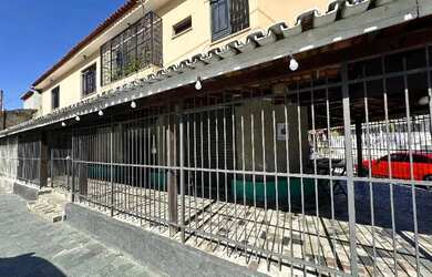 Imagem: A casa possui 3 Dormitórios, 3 Banheiros, 204m² de Área e