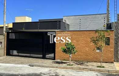 Imagem: A casa possui 2 Dormitórios, 2 Banheiros, 2 Vagas na garagem