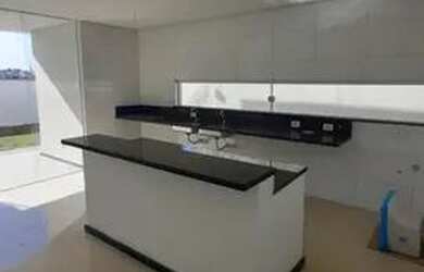 Imagem: A casa em condomínio possui 3 Dormitórios, 2 Banheiros, 2