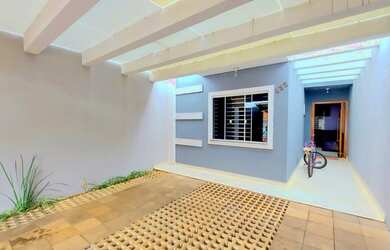 Imagem: A casa possui 3 Dormitórios, 2 Banheiros, 2 Vagas na garagem