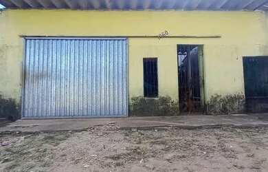 Imagem: A casa possui 3 Dormitórios, 1 Banheiro, 1 Vaga na garagem