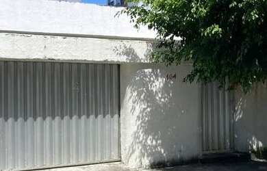 Imagem: A casa possui 3 Dormitórios, 1 Banheiro, 1 Vaga na garagem