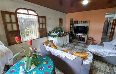 Imagem: A casa possui 4 Dormitórios, 2 Banheiros, 2 Vagas na garagem