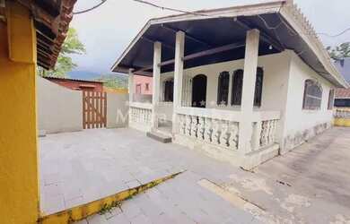 Imagem: A casa possui 3 Dormitórios, 1 Banheiro, 2 Vagas na garagem