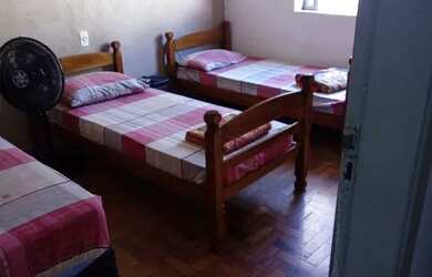 Imagem: A casa possui 4 Dormitórios, 3 Banheiros, 1 Vaga na garagem