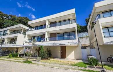 Imagem: A casa em condomínio possui 4 Dormitórios, 5 Banheiros, 3