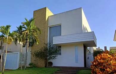 Imagem: A casa possui 4 Dormitórios, 5 Banheiros, 4 Vagas na garagem