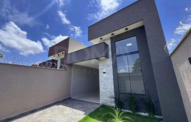 Imagem: A casa possui 3 Dormitórios, 3 Banheiros, 2 Vagas na garagem