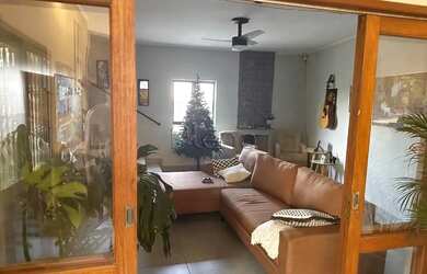 Imagem: A casa possui 3 Dormitórios, 3 Banheiros, 5 Vagas na garagem