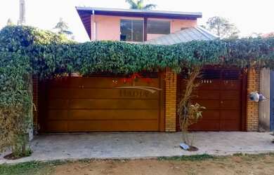 Imagem: A casa possui 2 Dormitórios, 1 Banheiro, 2 Vagas na garagem