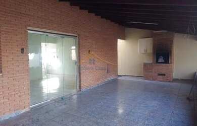 Imagem: A casa possui 2 Dormitórios, 1 Banheiro, 4 Vagas na garagem