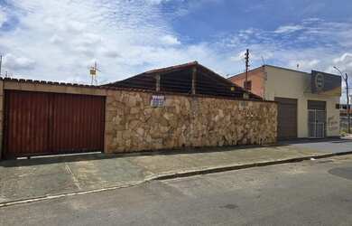 Imagem: A casa possui 3 Dormitórios, 4 Banheiros, 4 Vagas na garagem