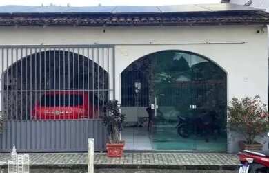 Imagem: A casa possui 3 Dormitórios e 2 Banheiros e está localizado