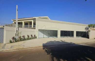 Imagem: O depósito possui 5 Vagas na garagem e 300m² de Área e está