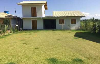 Imagem: A casa possui 4 Dormitórios, 3 Banheiros, 3 Vagas na garagem