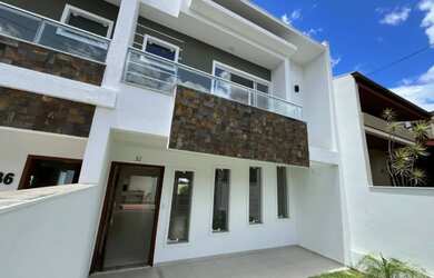 Imagem: A casa possui 3 Dormitórios, 3 Banheiros, 2 Vagas na garagem