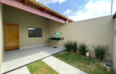 Imagem: A casa possui 3 Dormitórios, 1 Banheiro, 2 Vagas na garagem