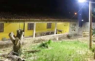 Imagem: A casa possui 3 Dormitórios, Acomodam 10 pessoas, 3 Vagas na