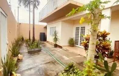 Imagem: A casa possui 3 Dormitórios, 4 Banheiros, 2 Vagas na garagem