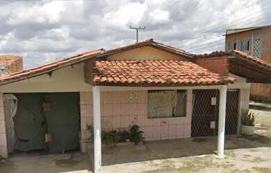 Imagem: A casa possui 3 Dormitórios, 3 Banheiros, 2 Vagas na garagem